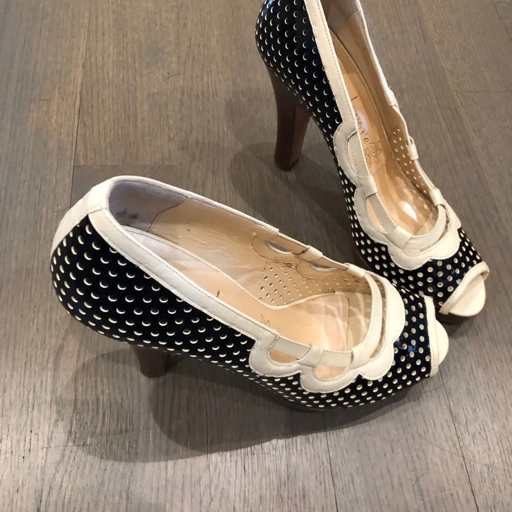 Artsy patent leather black-and-white pumps - Picture 1 of 5